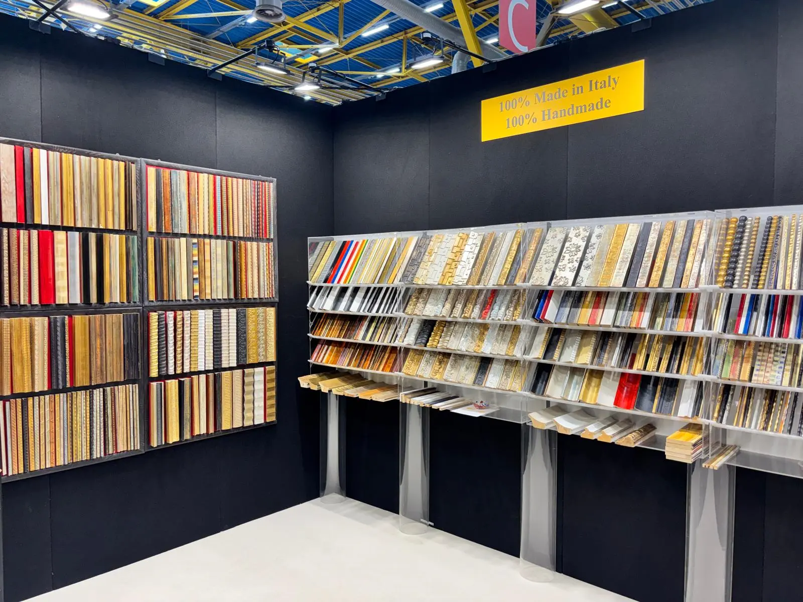 Esposizione di aste per cornici allo stand Provasi