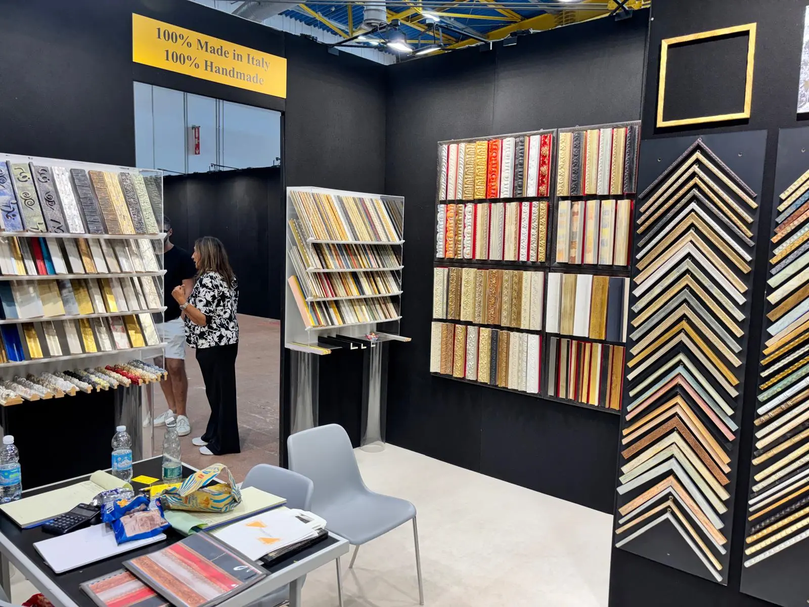 Lo stand Provasi e le sue cornici artigianali